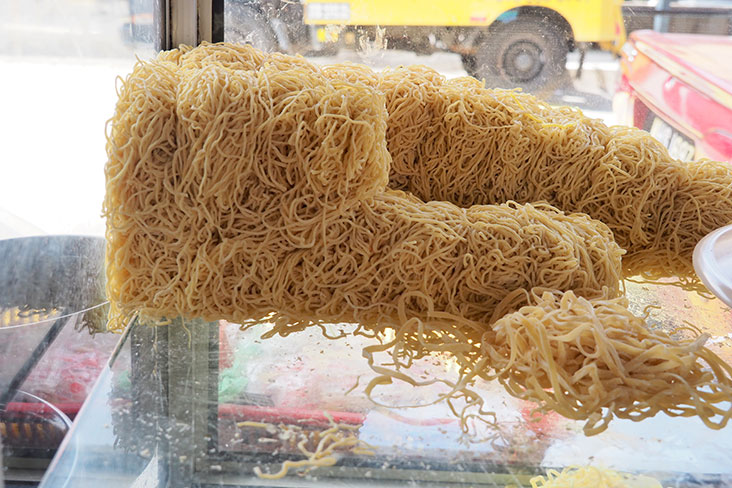 他们家的用幼细的全蛋面来烹煮云吞面。-Lee Khang Yi摄-