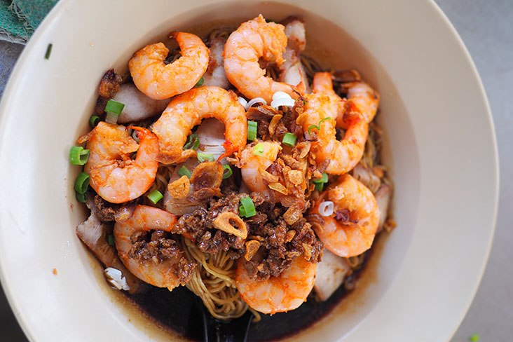 熟客的福利,是可以自行点一些特别混合版,如这碗铺上福建虾面海虾的云吞面版本哦。-Lee Khang Yi摄-