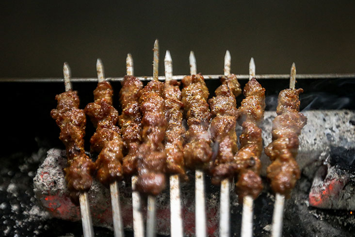 虽然看起来像沙爹，但是四川烤肉的味道可是南辕北辙哦。-Hari Anggara摄-