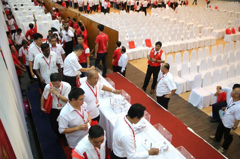 About 699 delegates casting their vote to select the new Selangor Dap  state leaders during the Selangor DAP 17th state ordinary convention in Shah Alam, December 15, 2013. u00e2u20acu201d Picture by Choo Choy May