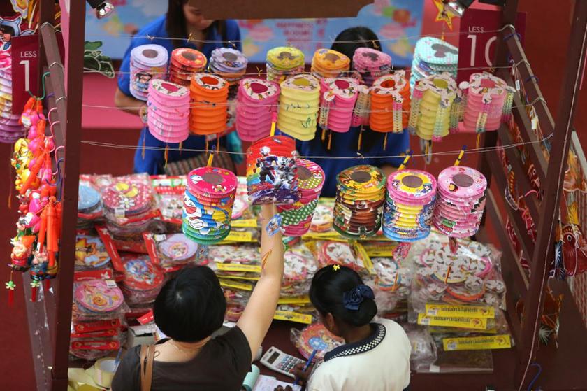 Inflatable ultraman lantern toy being sold at IOI mall Puchong for Mid-Autumn Festival September 18, 2013. u00e2u20acu201d Picture by Choo Choy May
