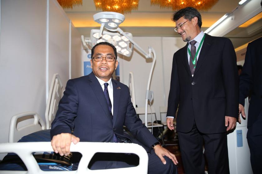 Johor Mentri Besar Datuk Seri  Mohamed Khaled Nordin inspecting a anesthesia machine during the launch of KPJ Healthcare Conference & Exhibition 2013, November 6, 2013. u00e2u20acu201d Picture by Choo Choy May