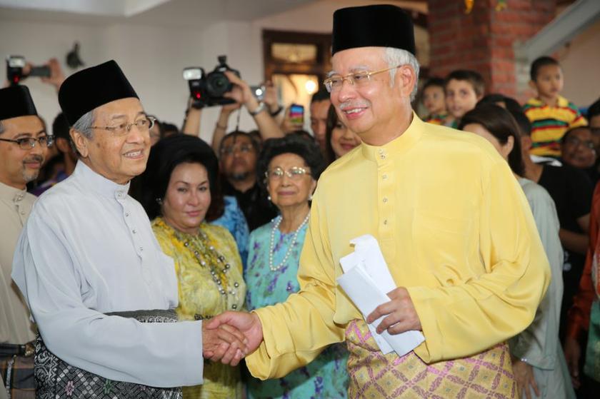 Prime Minister Datuk Seri Najib  Razak shaking hands with  former Prime Minister Tun Dr Mahathir Mohamed during his Aidilfitri open house August 18, 2013. u00e2u20acu201c Picture by Choo Choy May 