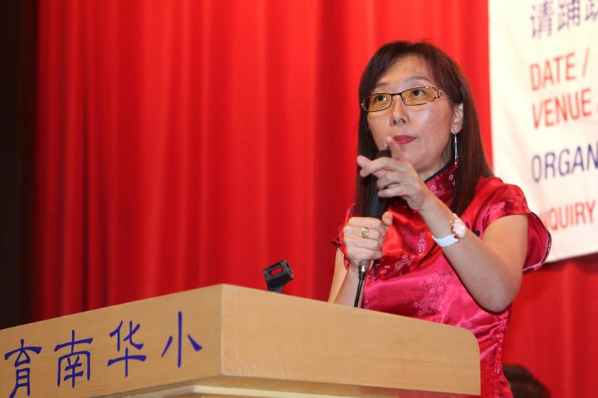 Teresa Kok giving a speech to OUG residents at SJK(C) Yoke Nam, December 1, 2013. u00e2u20acu201d Picture by Choo Choy May