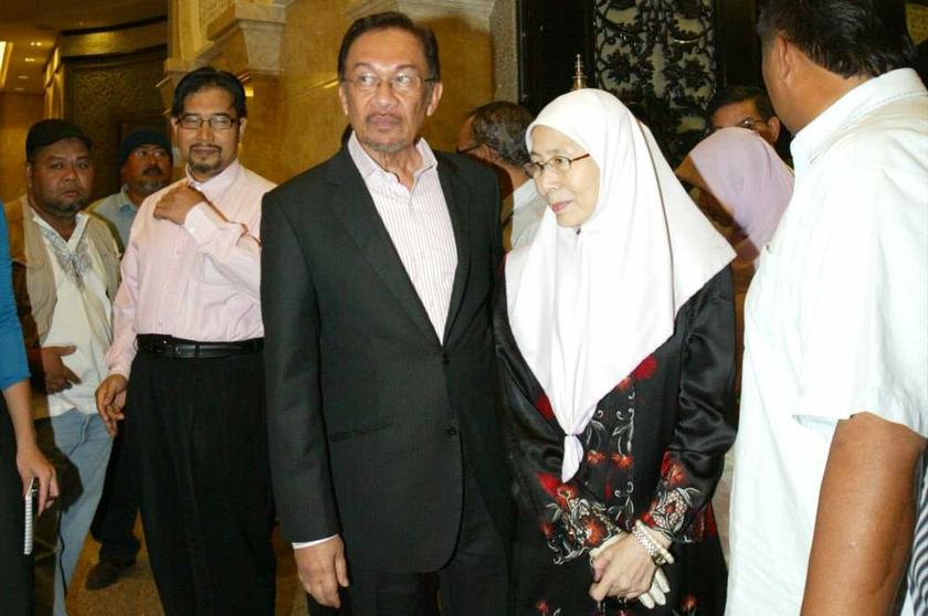 Datuk Seri Anwar Ibrahim with his wife, PKR president Datuk Seri Wan Azizah Wan Ismail, outside the court in Putrajaya for the appeal against his Sodomy II case on July 22, 2013. u00e2u20acu201d Picture by Choo Choy May