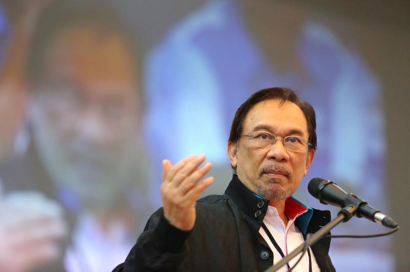 Datuk Seri Anwar Ibrahim addresses delegates during the PKR Special National Congress in Shah Alam November 24, 2013. u00e2u20acu201d Picture by Choo Choy May
