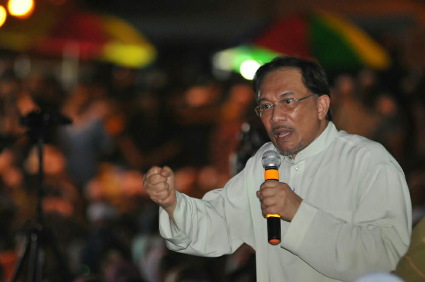 Opposition leader Datuk Seri Anwar Ibrahim giving his speech at Dulang Besar, Sungai Limau, November 1, 2013. u00e2u20acu201du00c2u00a0Picture by K.E. Ooinn