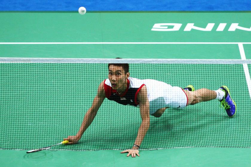 Malaysia's Lee Chong Wei dives to hit a return during his men's singles match against Indonesia's Dionysius Hayom Rumbaka in the second round of the 2013 Badminton World Championships in Guangzhou, Guangdong province August 7, 2013