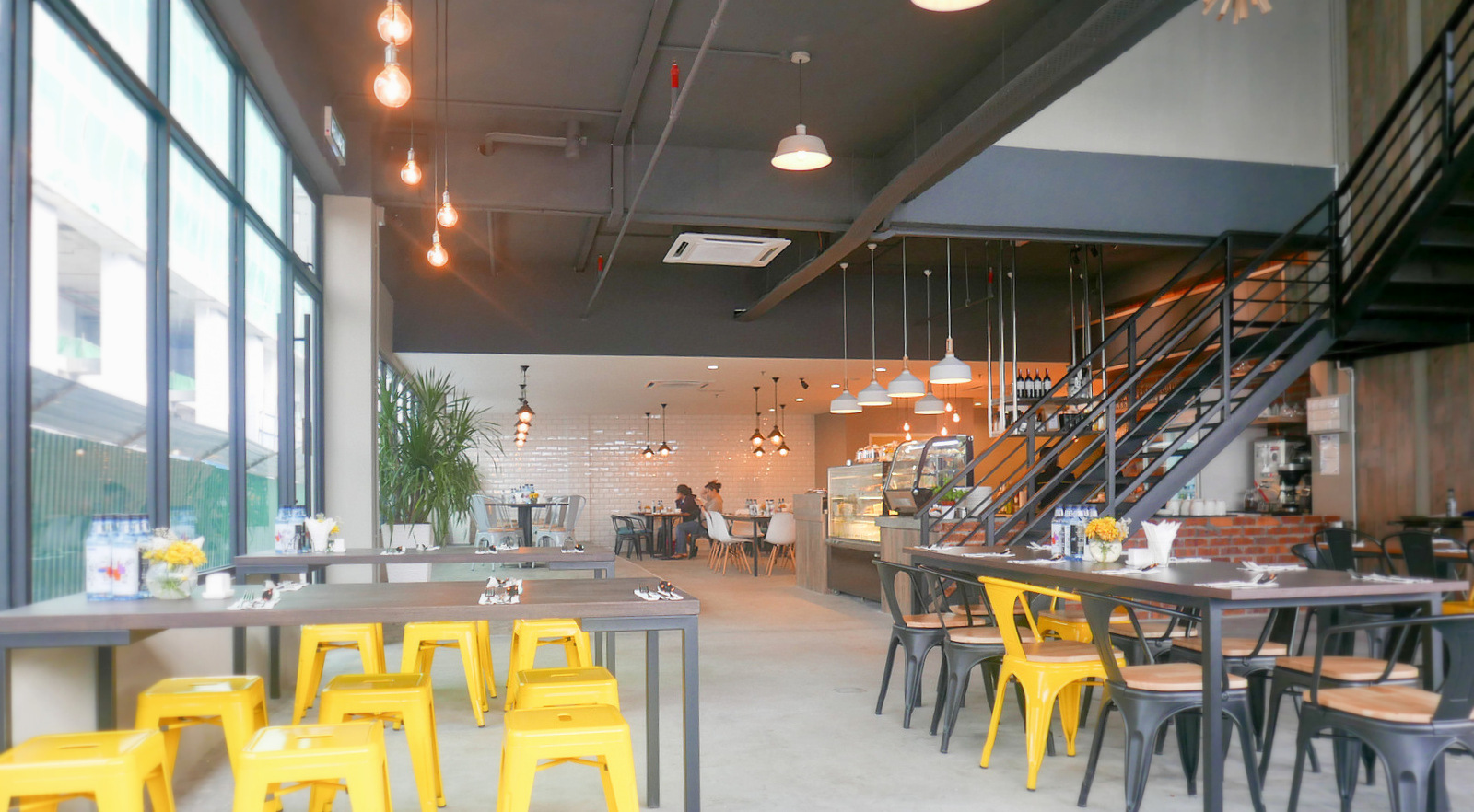咖啡店借助玻璃窗外的阳光，温暖室内的每一个人。-图取自eatdrinkkl，M中文网制图-