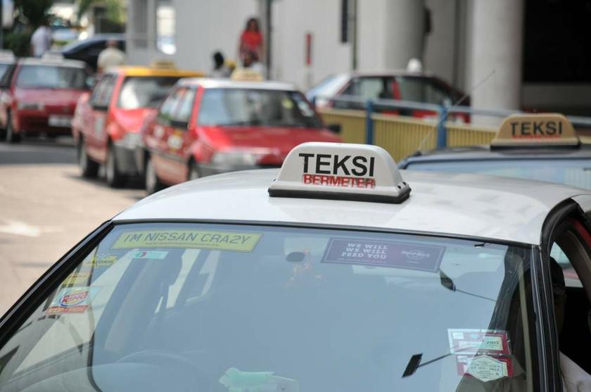 File photo of taxis waiting to pick up passengers in Penang. u00e2u20acu201d Picture by K.E. Ooi
