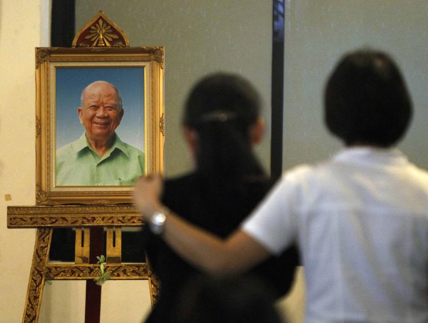 Relatives and mourners stand in front of a portrait of former Malayan Communist Party leader Chin Peng during his funeral at a temple in Bangkok September 20, 2013. u00e2u20acu201du00c2u00a0Reuters pic