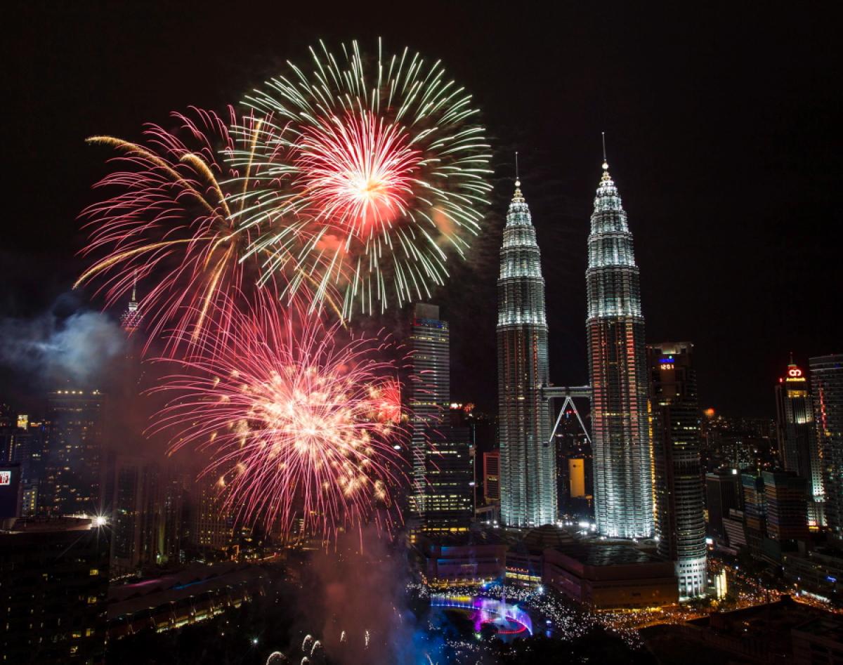 12月31日这一晚，吉隆坡的夜空会因为这些璀璨的烟花而变得更美丽。图取自：thehive 