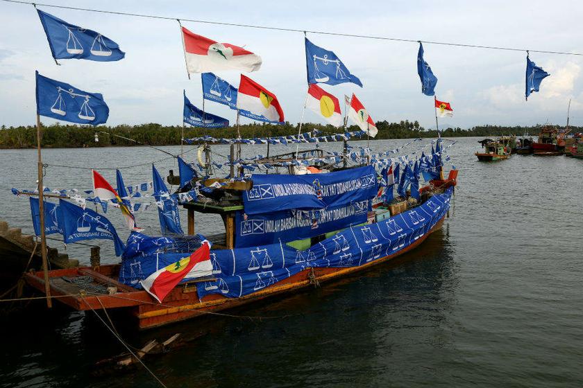 Barisan Nasional (BN) takes to the sea as this fisherman decorates his boat with BN and Umno flags in Kampung Nail, Kuala Besut on July 16, 2013. u00e2u20acu201d Picture by Saw Siow Feng