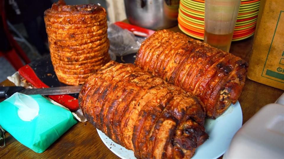 这里的招牌烧肉，是不是已经让你的口水流到嘴边了呢？图取自：Locatedat