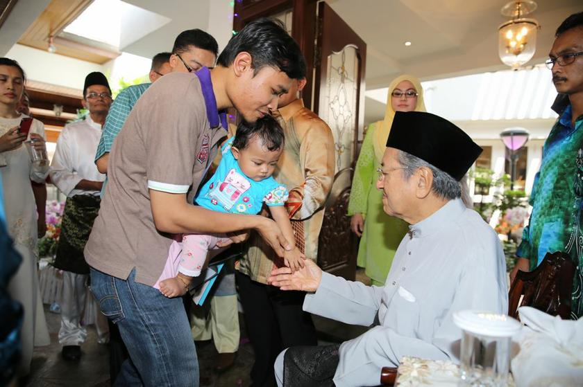 Tun Dr Mahathir Mohamed and wife welcoming guest during his Raya open house August 18, 2013. u00e2u20acu201c Picture by Choo Choy May