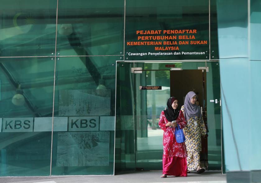 Malaysian civil servants walk out from their office in Putrajaya October 16, 2013.u00c2u00a0u00e2u20acu201du00c2u00a0Reuters pic