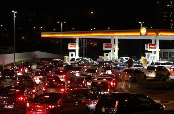 Motorists line up to purchase petrol before the price hike at midnight, at a gas station in Putrajaya, outside Kuala Lumpur on September 2, 2013 in this picture released on September 3, 2013. u00e2u20acu201d Reuters pic