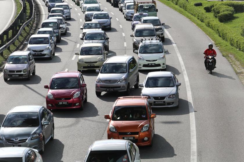 Commuters travel along the Federal Highway in Kuala Lumpur December 18, 2013. u00e2u20acu201d Picture by Choo Choy May