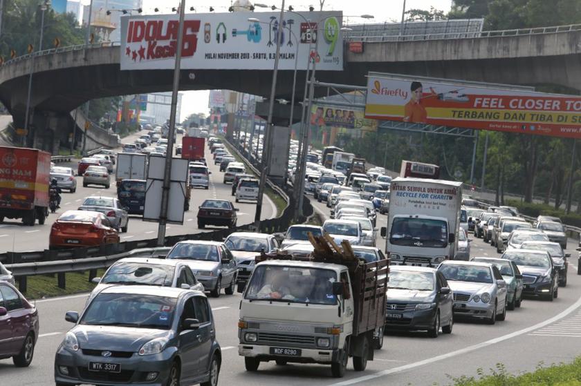 Commuters travel along the Federal Highway in Kuala Lumpur December 18, 2013. u00e2u20acu201d Picture by Choo Choy May