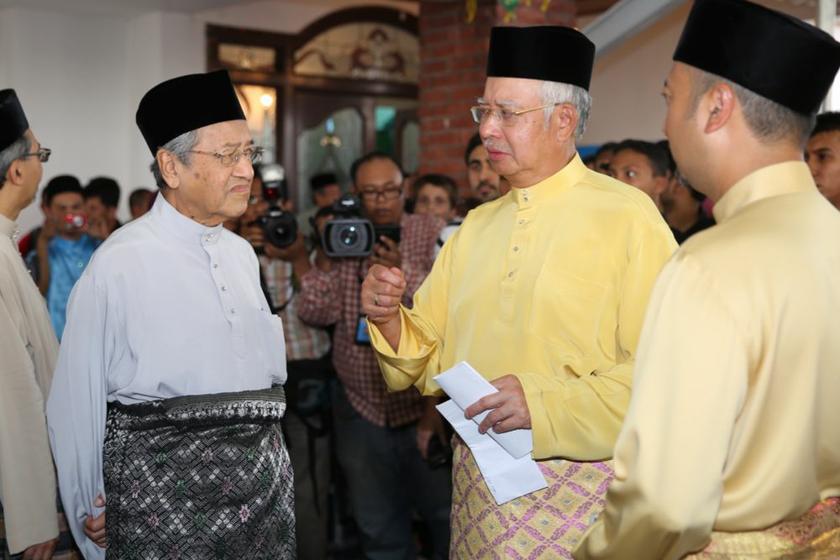 Prime Minister Datuk Seri Najib  Razak talking to former Prime Minister Tun Dr Mahathir Mohamed during his Aidilfitri open house August 18, 2013. u00e2u20acu201c Picture by Choo Choy May 
