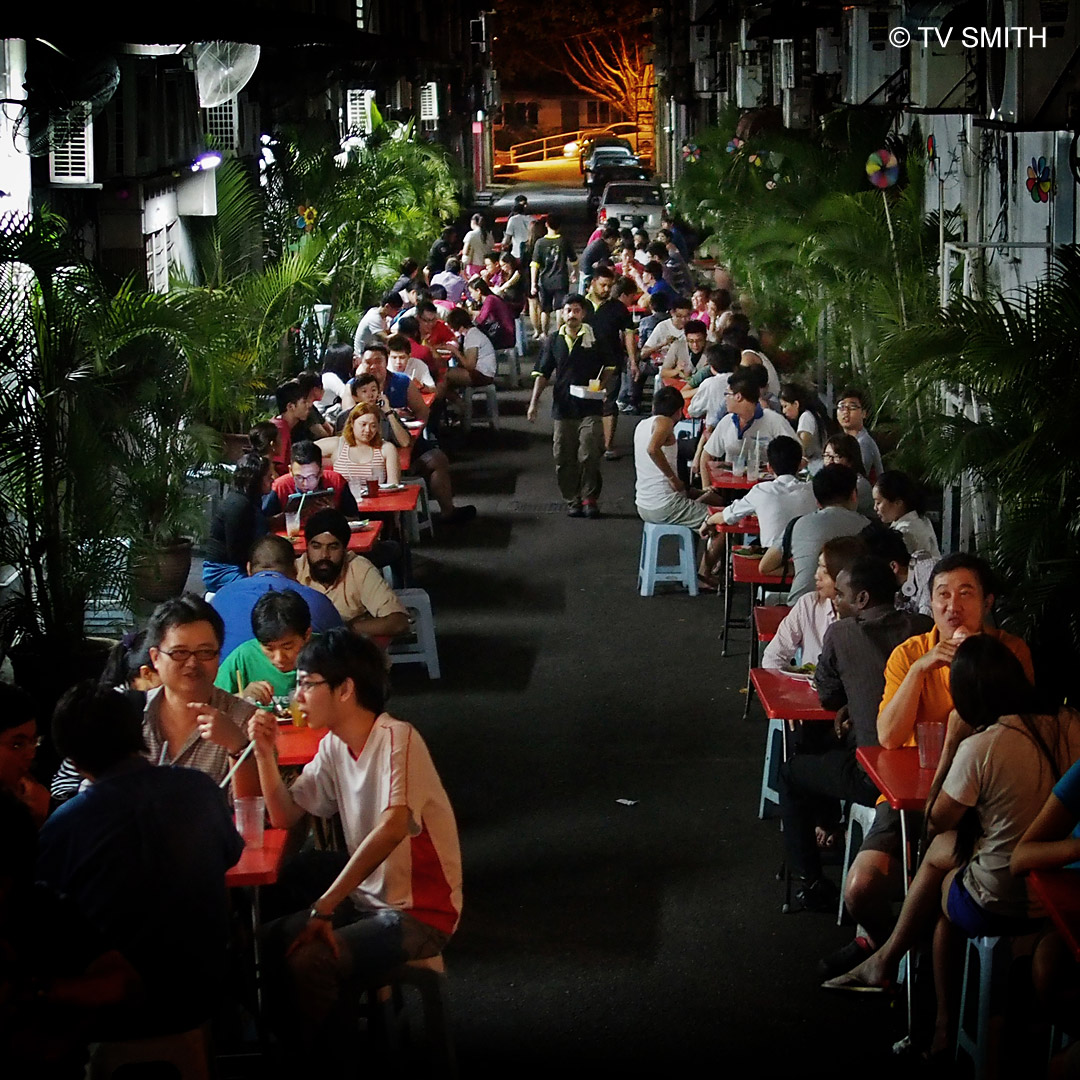 原来这样排排坐吃椰浆饭的风景可以那么美丽~ -图取自：malaysianfooddiary-