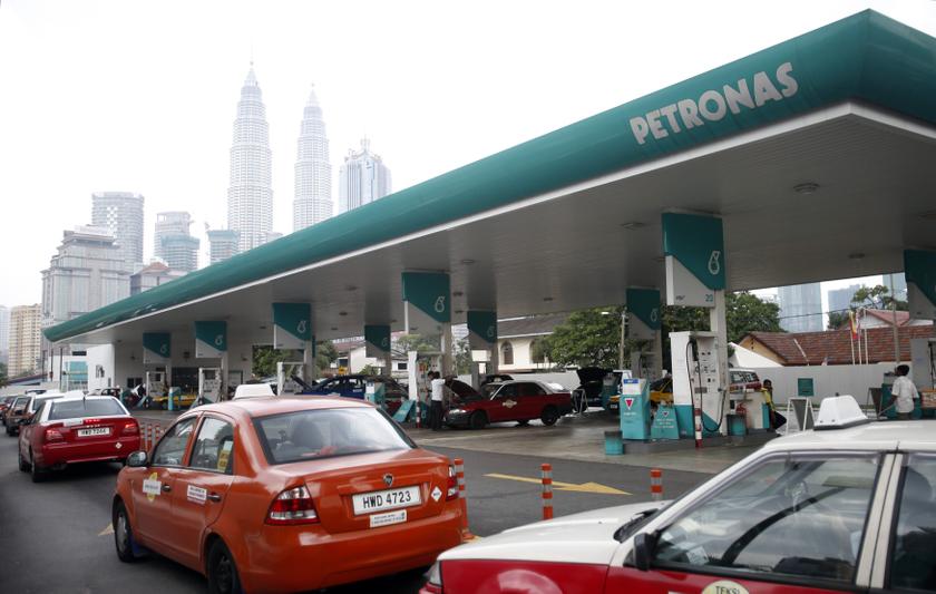 The Petronas logo is seen at one of its petrol outlets in Putrajaya outside Kuala Lumpur December 8, 2012. u00e2u20acu201c Reuters pic