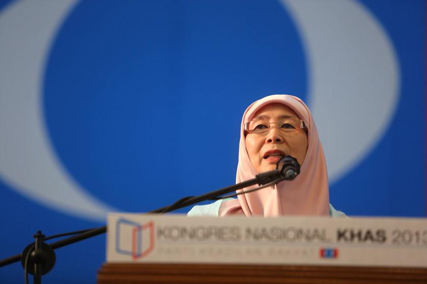 Datuk Seri Dr Wan Azizah Wan Ismail addressing attendees of the PKR Special National Congress in Shah Alam November 24, 2013. u00e2u20acu201d Picture by Choo Choy May